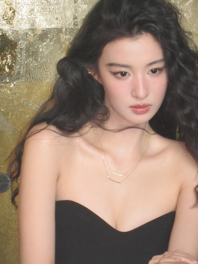 王楚然的鲨鱼线王楚然九宫格一次性输出版王楚然的鲨鱼线，九宫格一次性输出版的美