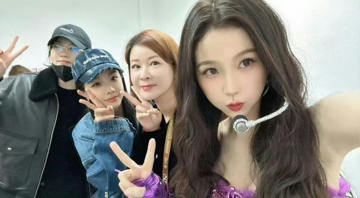 喻言看虞书欣的眼神是婧妹时期的情谊💗虞书欣喻言两个让人哈特软软的女宝~友谊