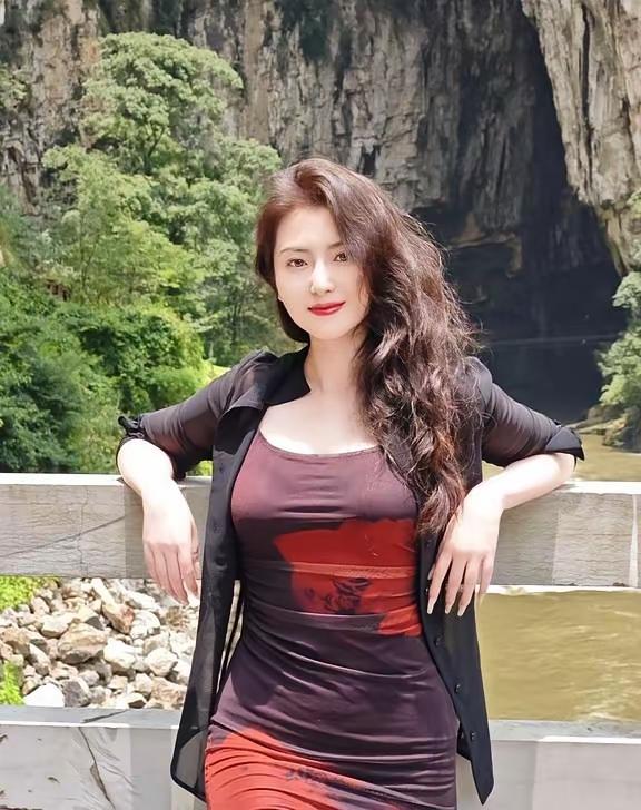 山间仙子，红衣飘逸，自然之美尽显。