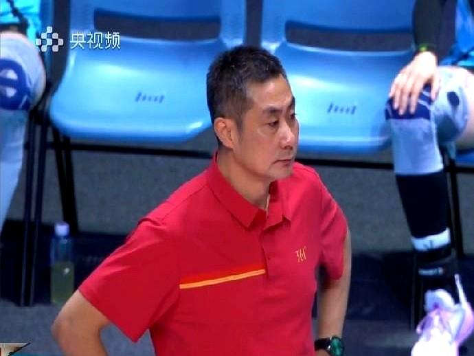 一场排球比赛，裁判的几次争议判罚让现场气氛变得扑朔迷离。江苏女排在第四局本应