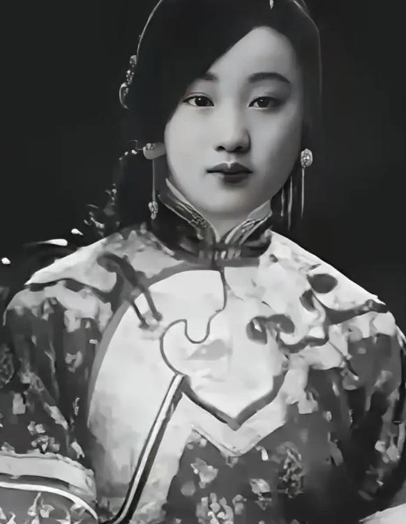 1894年，紫禁城深处传出一阵撕心裂肺的惨叫。慈禧太后下令扒去珍妃的衣服，当众杖