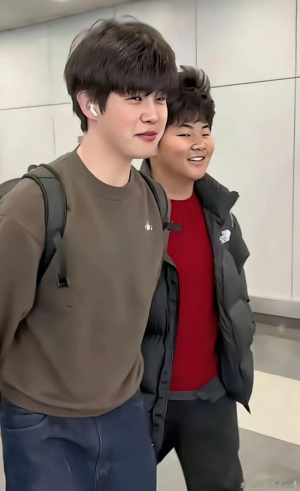 同一个妈生的，差距怎么这么大呢？胡可沙溢的两个儿子，大儿子安吉和小儿子小鱼儿都长