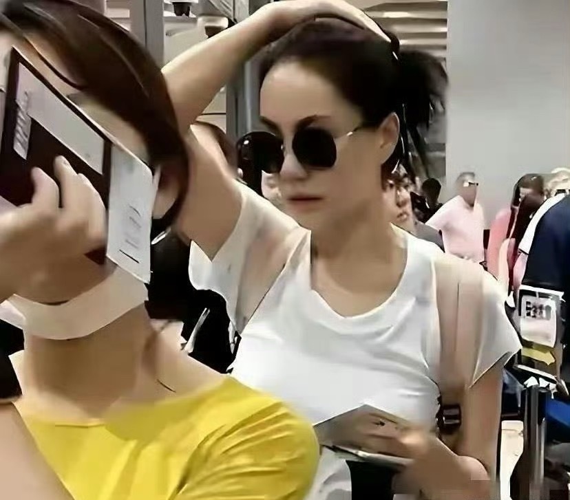 王菲的机场照总藏着惊喜——几十年来愣是不见老态，这状态难怪谢霆锋一直着迷。​​