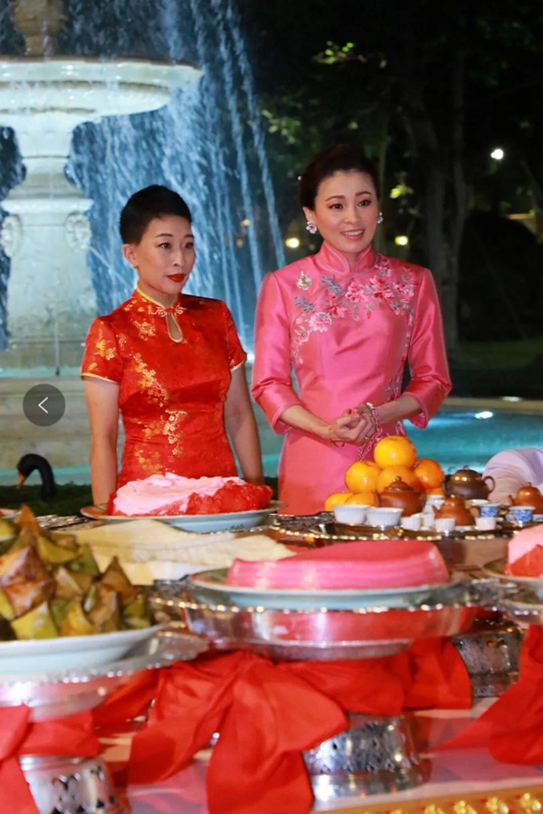 长公主剪的头发那么短，衬得盘发的苏提达王后娇美如花。泰王的女人都很会打扮，泰王的