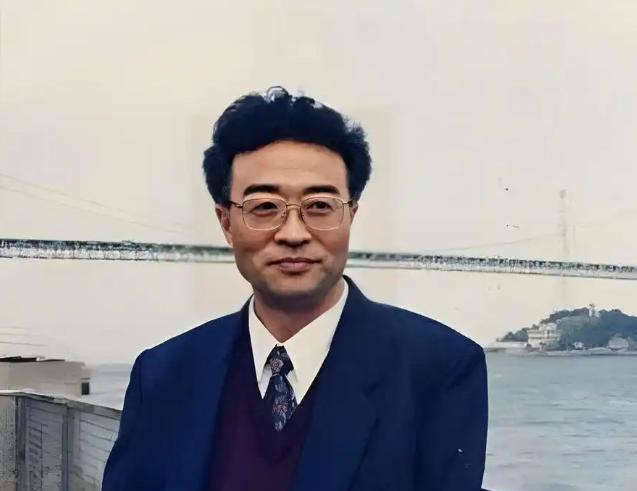 他名叫刘铁骑，是大贪官刘青山的儿子，1952年，刘青山因贪污155亿被枪毙，当时