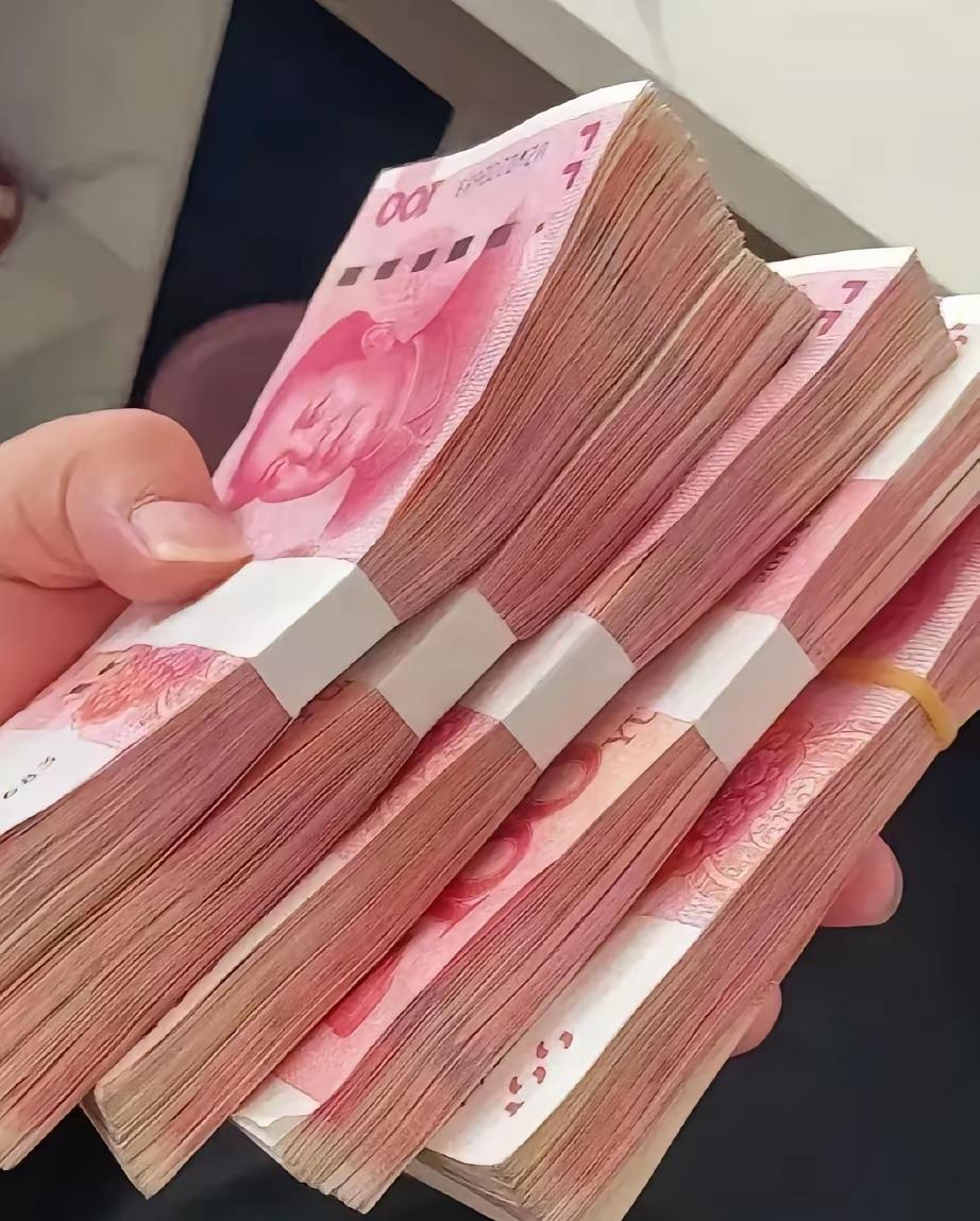昨天儿子夜里11点多来敲门，进门就问我要五万，我想给儿媳妇打电话让她来取钱