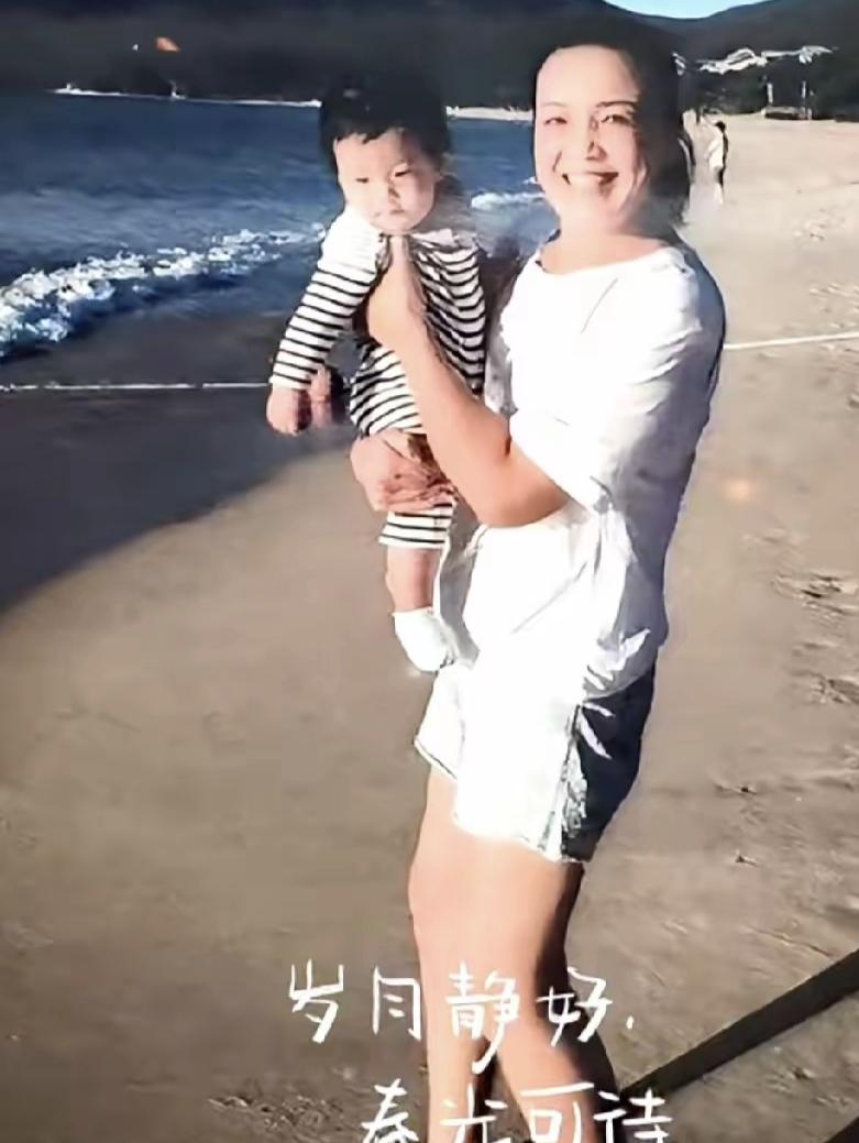 发现张兰之前就疼玥儿和箖箖，抱在怀里爱不释手，说不定这些照片当时都是大S拍的吧