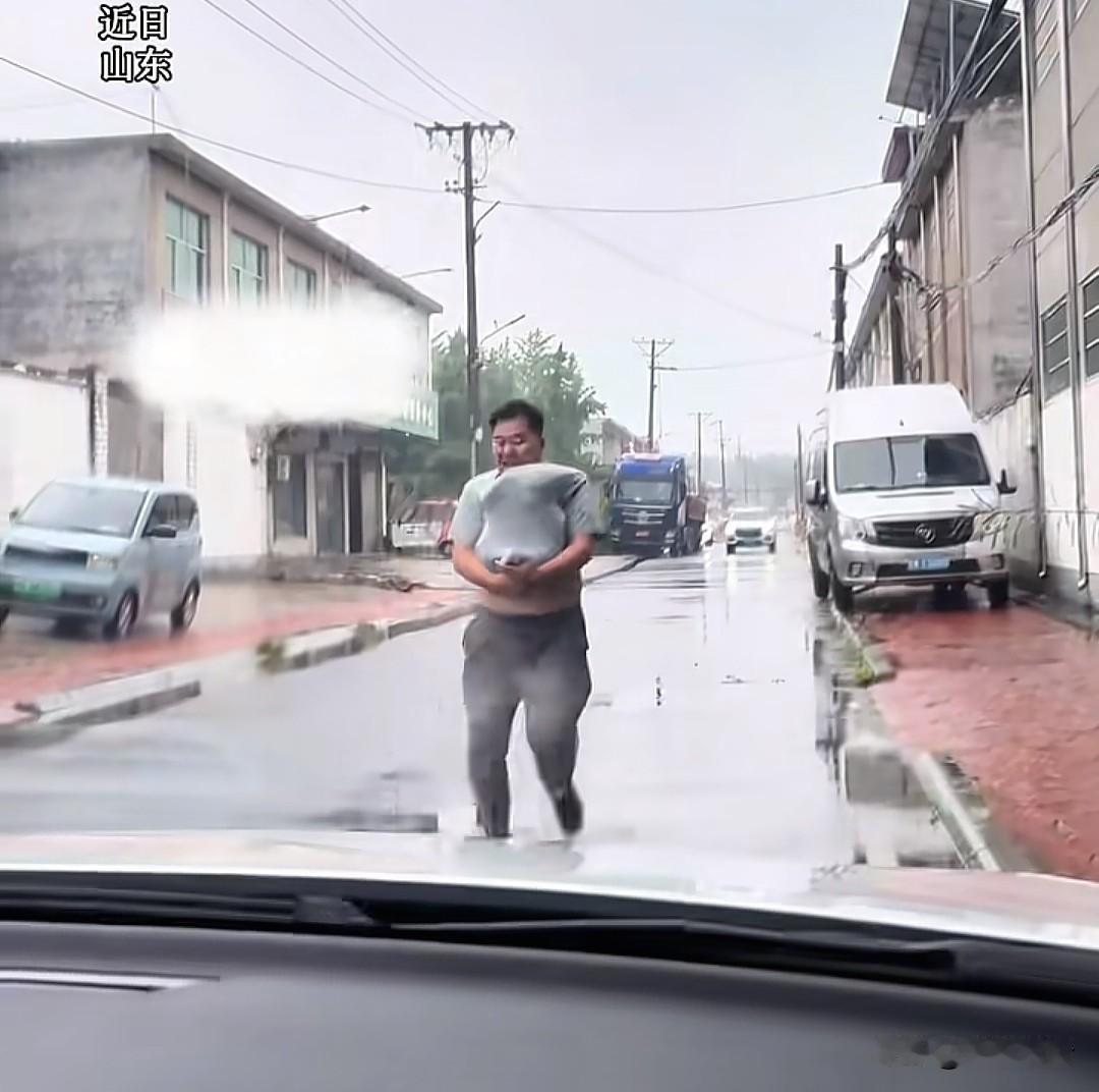 山东济南这位奶爸直接解锁雨天带娃神操作！出门突遇大雨没带伞，怕小姑娘淋雨着凉，直