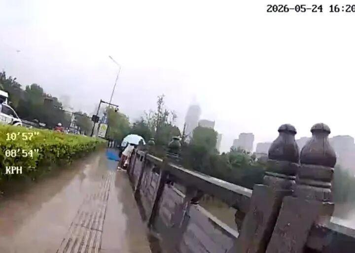 现在的小孩都怎么了？只因和父母起了争执，就转身跳桥了，整个身子都陷进淤泥里了。