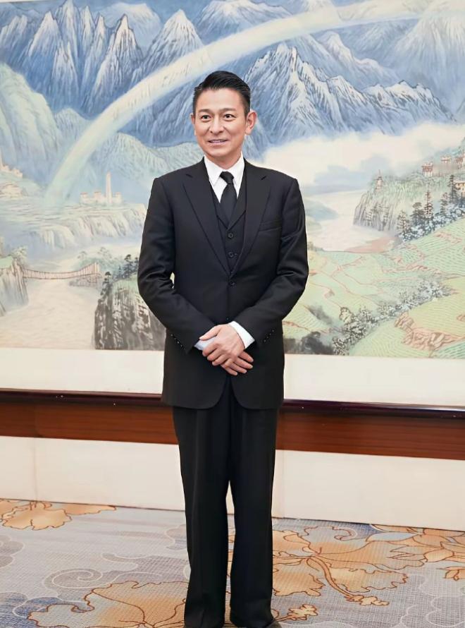 64岁刘德华再上央视新闻联播！他现在是影协副主席，正厅级，虽然只是挂个名字真