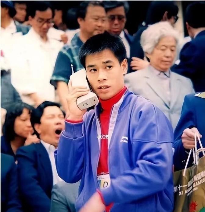 1993年，李宁娶了师姐陈永妍，但结婚六年，一直没有孩子，她责怪李宁：“都怪你不