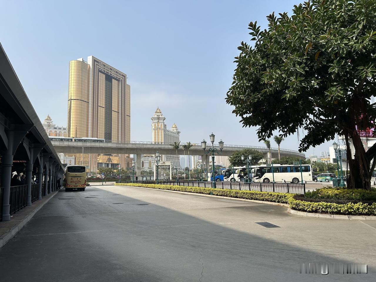 澳门，我偶尔会过去逛逛。小玩几把娱乐一下。我常看别人赌博，却从未见过有赢家。