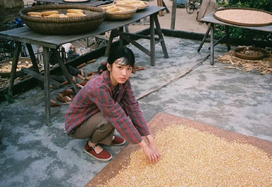 周也还是别演年代剧了，每次造型都有一种又土又精致的感觉，不适合她