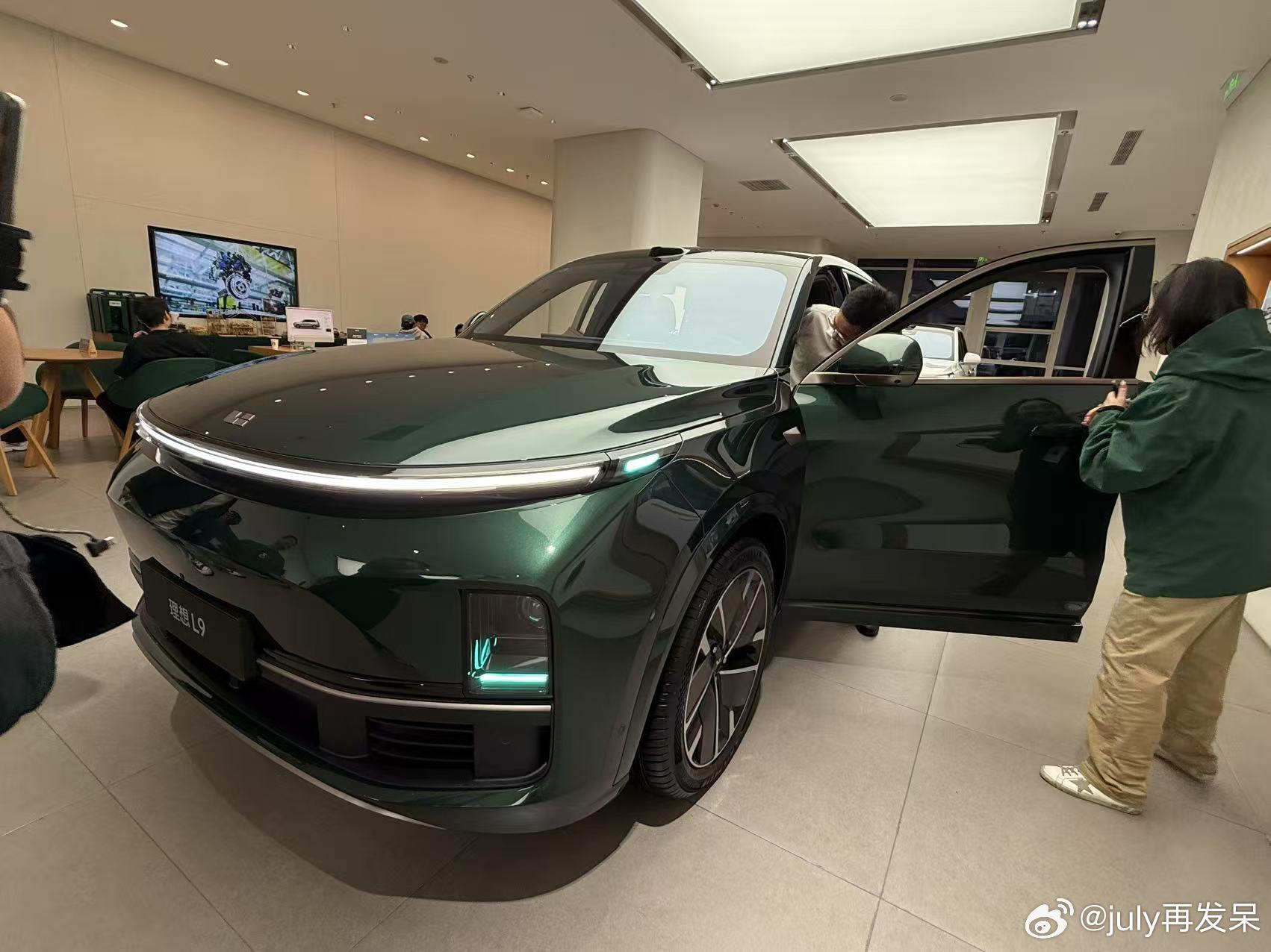 今天幸运的去线下看了看焕新版的理想L6/7/8/9四款车型都