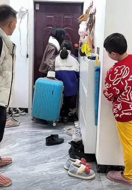 女子长期遭受丈夫的家庭暴力，却因孩子而一直默默忍受。女子问14岁的儿子：“你爸在