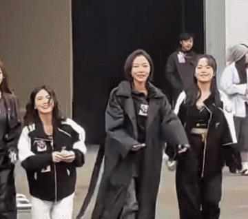 房琪是真的没自信了，也低调了！开始变得小心翼翼，跟在大家后面，不敢上前和粉丝打招