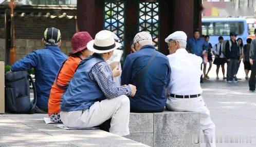 古人说：父母在，不远行，游必有方。30多岁年轻夫妻辞掉4万月薪，全职照顾4位