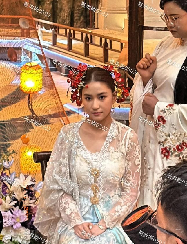 何超莲现身厦门，她现在不像豪门千金倒像一个明星到处走穴商演!一直受离婚传闻困扰