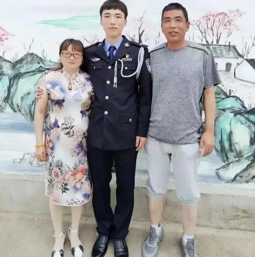 江苏一女子，儿子因公牺牲，她伤心欲绝，每天以泪洗面，2022年一天，她在商场，突然看到儿子身影，她心