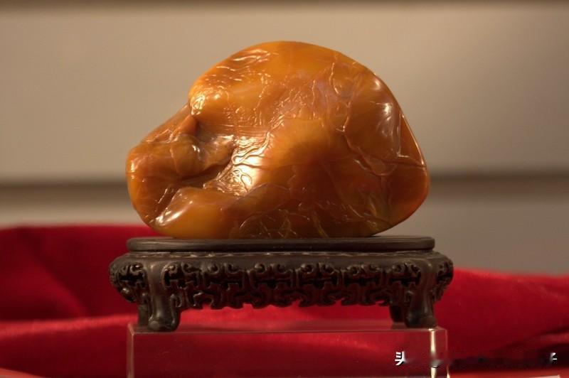 看到“农家笑语满庭芳”这个上联，我琢磨着下联得在词性、意境上与之匹配。“农家”是