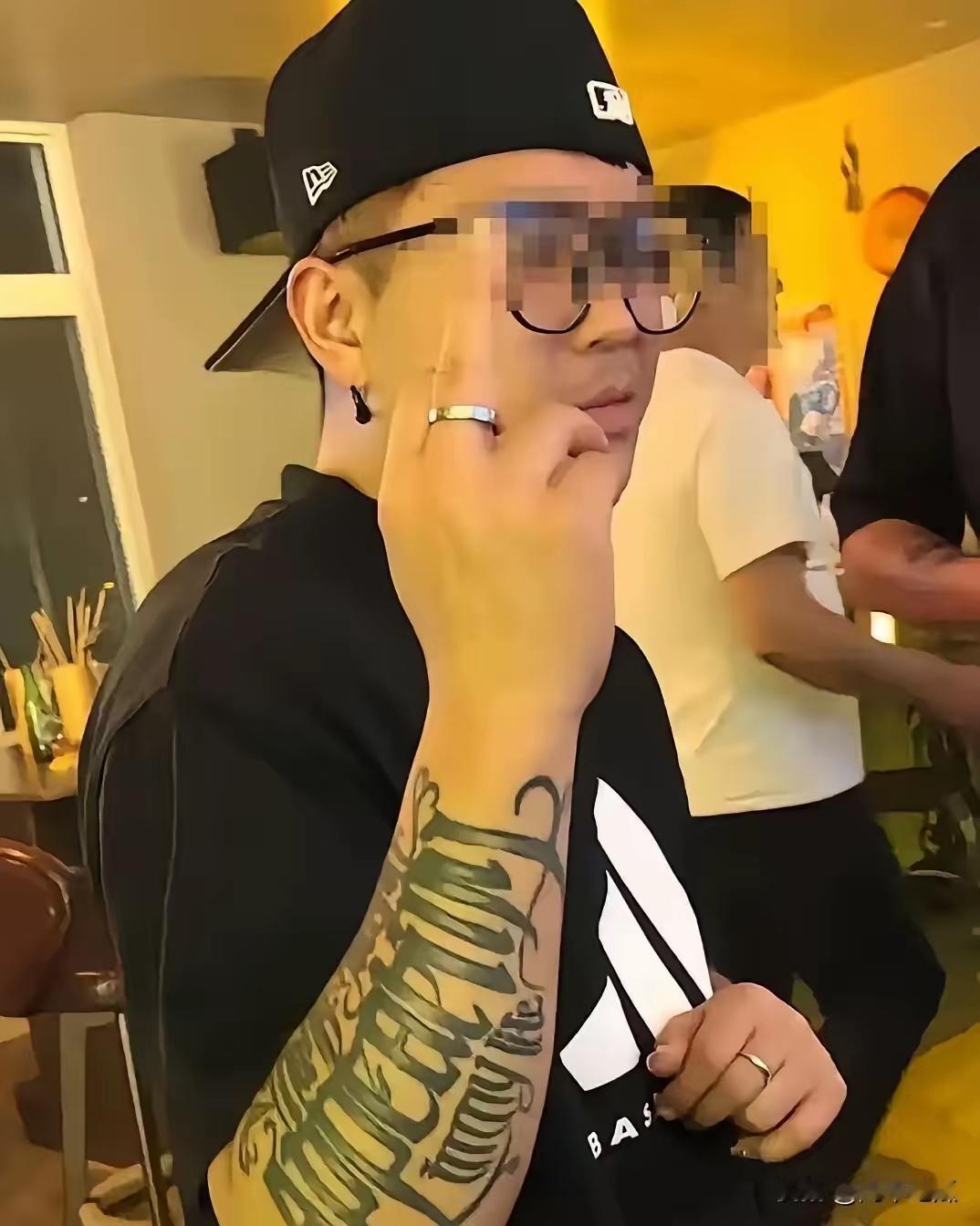 看看照片上这位大家都认识吗？他就是“不作不死”的宋喆曾经作为王宝强的第一经