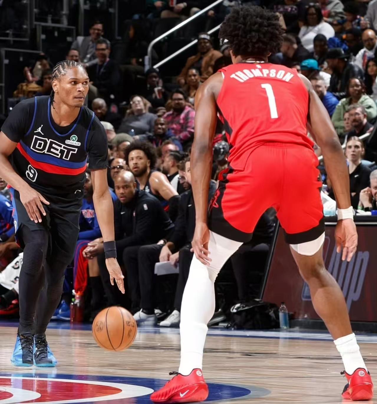 火箭击败活塞，奥萨尔和阿门谁更强？数据一目了然。东西部青年军对决活塞VS火箭，