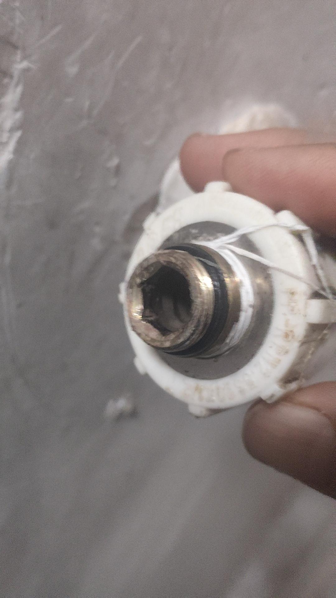 不小心把水龙头拧断了，手里又没有其他工具，只能用这个办法试一试！