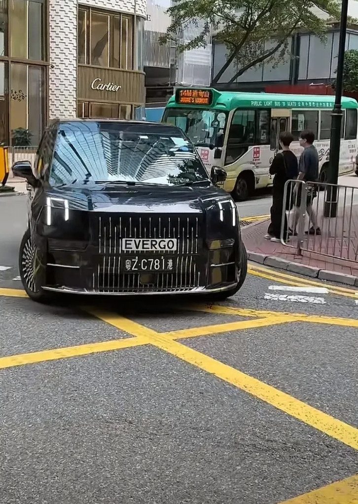 刘銮雄以前坐的最多是埃尔法，现在换极氪009，他也知道这车坐着比埃尔法舒服。前