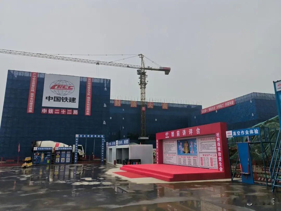 快讯！近日，由中铁二十二局承建的西安东站项目普速综合维修基地综合楼顺利完成主体结