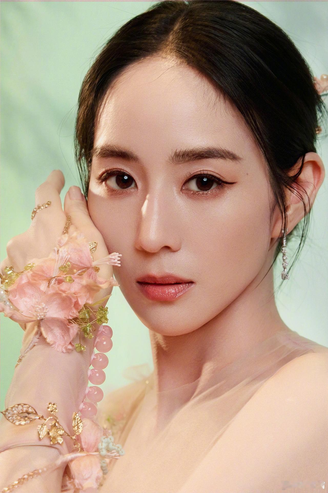 张钧甯春晚造型美到犯规！非遗粉黛花饰惊艳全场，仙气直冲天灵盖央视春晚舞台上