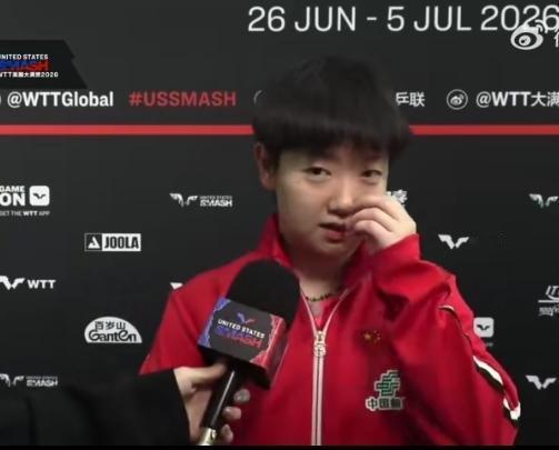 孙颖莎3-0刘杨子赛后采访笑点拉满6月30日WTT美国大满贯，孙颖莎干净利