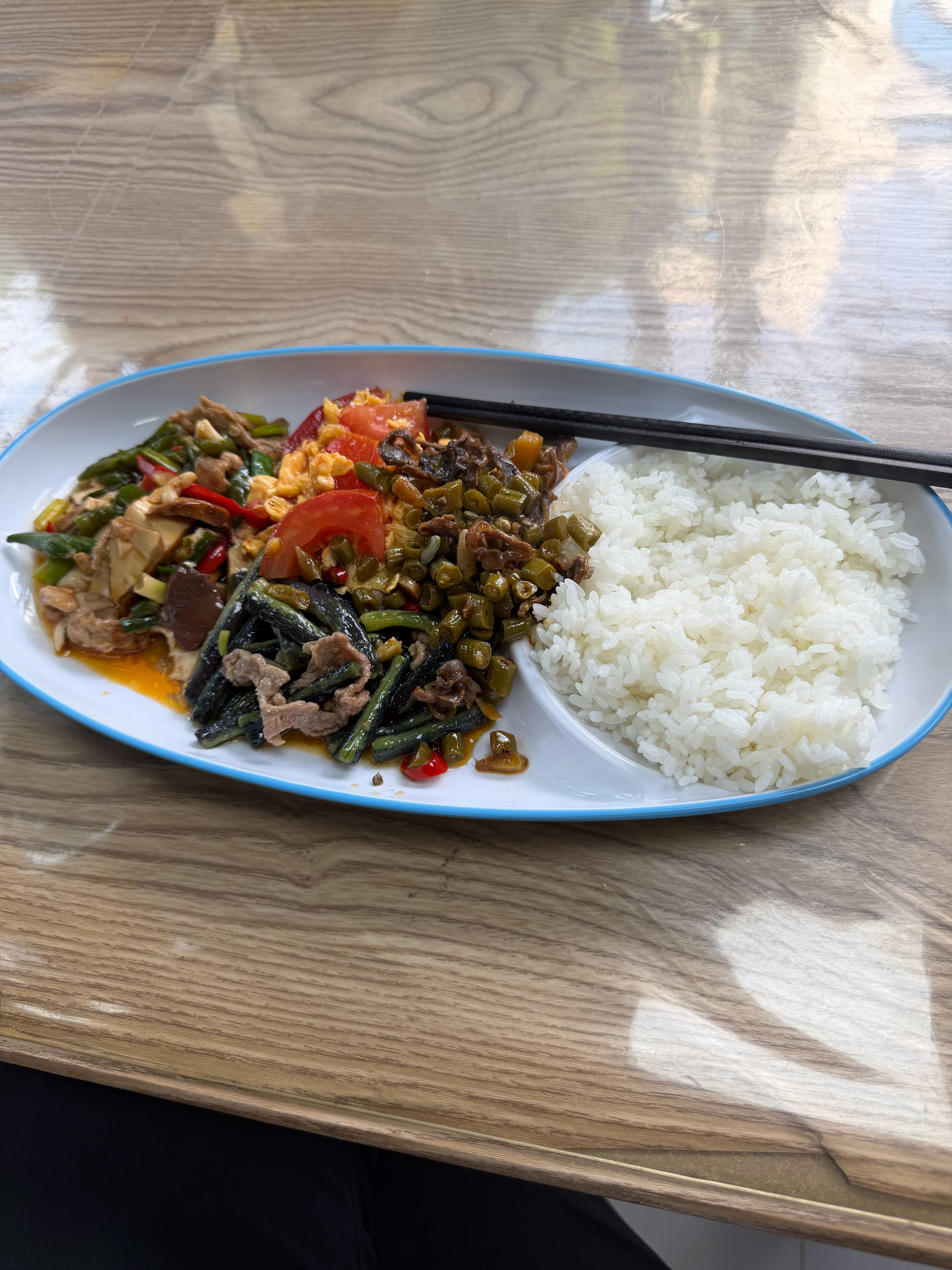 公司楼下饭店今年没有涨价，依旧两荤一素16元