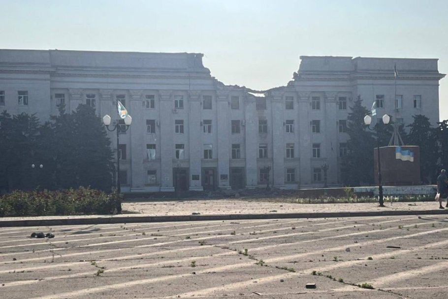 乌克兰赫尔松政府大楼遭俄军多枚航弹命中摧毁！据俄媒报道，俄空天军在6月5日上午的