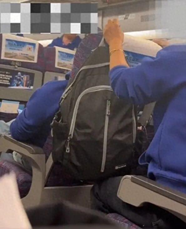 这打脸来的太快了！一群大妈乘坐高铁出门，在车厢中又唱又跳引起了乘警的注意，要求她