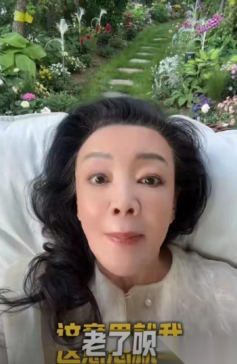 马筱梅刚把汪宝带走，张兰满脸疲惫坐摇椅，女强人在儿子儿媳妇面前显得有些心酸。有