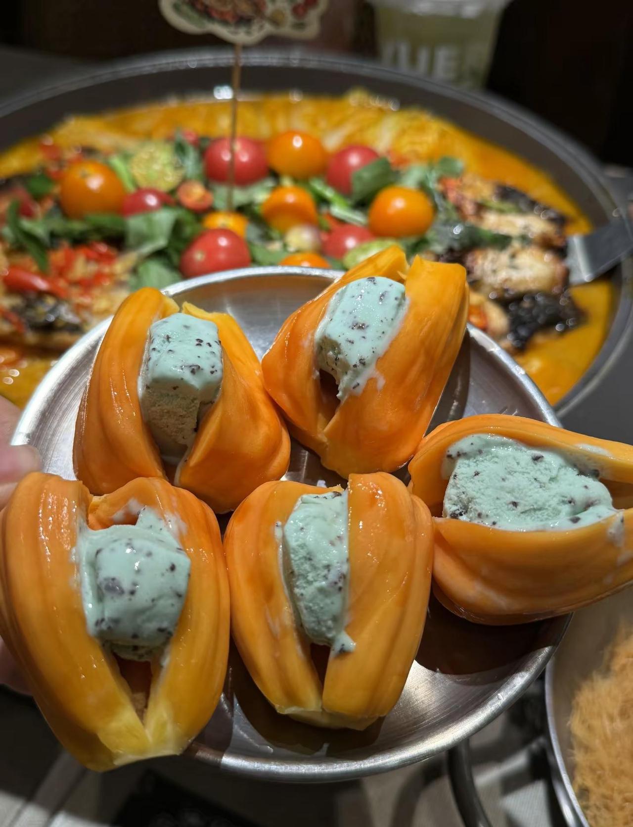 广州的！！吃到菠萝蜜夹薄巧冰淇凌了🩵。广州美食广州美食探店广州探店美食分