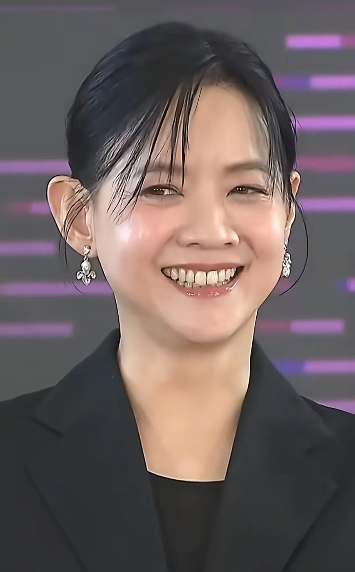 曾宝仪简直就是曾志伟的翻版，以前她年轻的时候，觉得她还没那么像曾志伟，而现在年纪