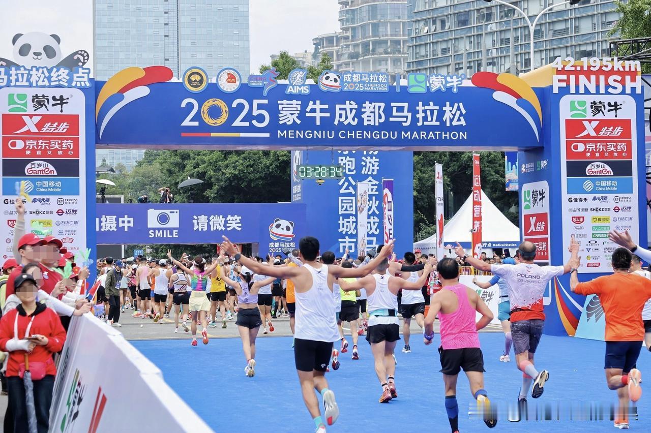 近期在多地宣传取消马拉松比赛的背景下，2025成都马拉松如约举行。不过热闹背后，