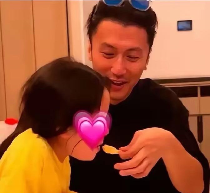 谢霆锋照顾外甥女，看起来有模有样，谢婷婷也是有个好哥哥，谢霆锋最宠爱妹妹。谢婷婷