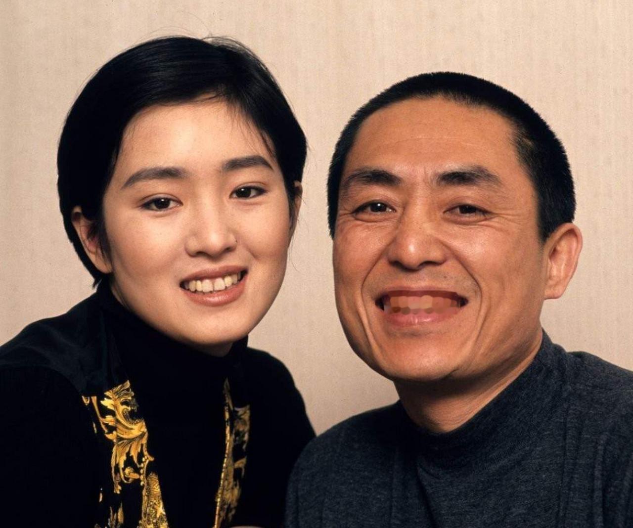 1987年，22岁的巩俐和37岁张艺谋。两人合作拍摄电影《红高粱》一个有才一