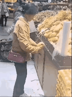 一女子在超市买菜，她选菜特别认真，将藕根去掉，只要藕段，这样选出来的藕干干净净，