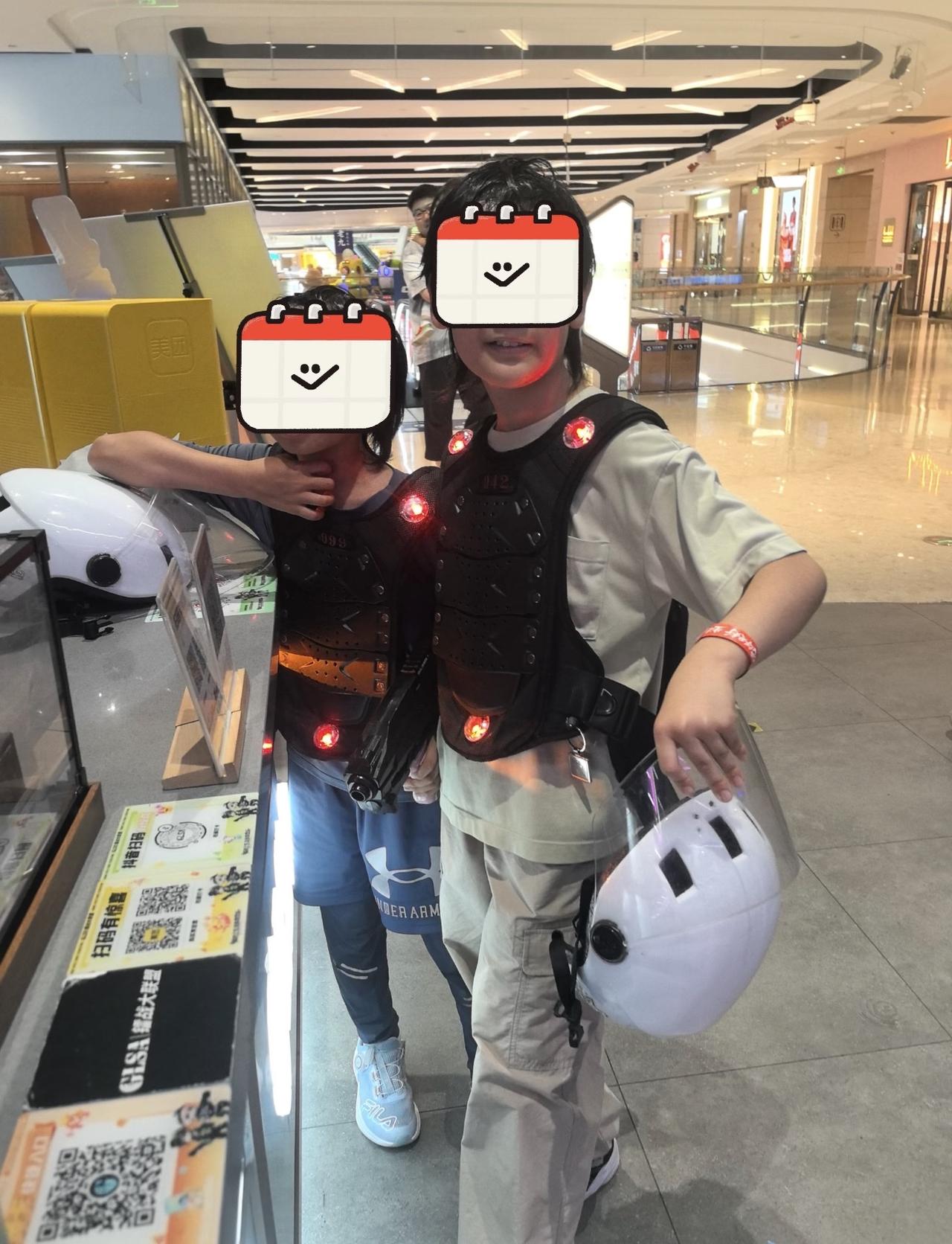 黄晓明和杨颖的儿子小海绵越来长这样！6月22日，有网友偶遇baby杨颖带着