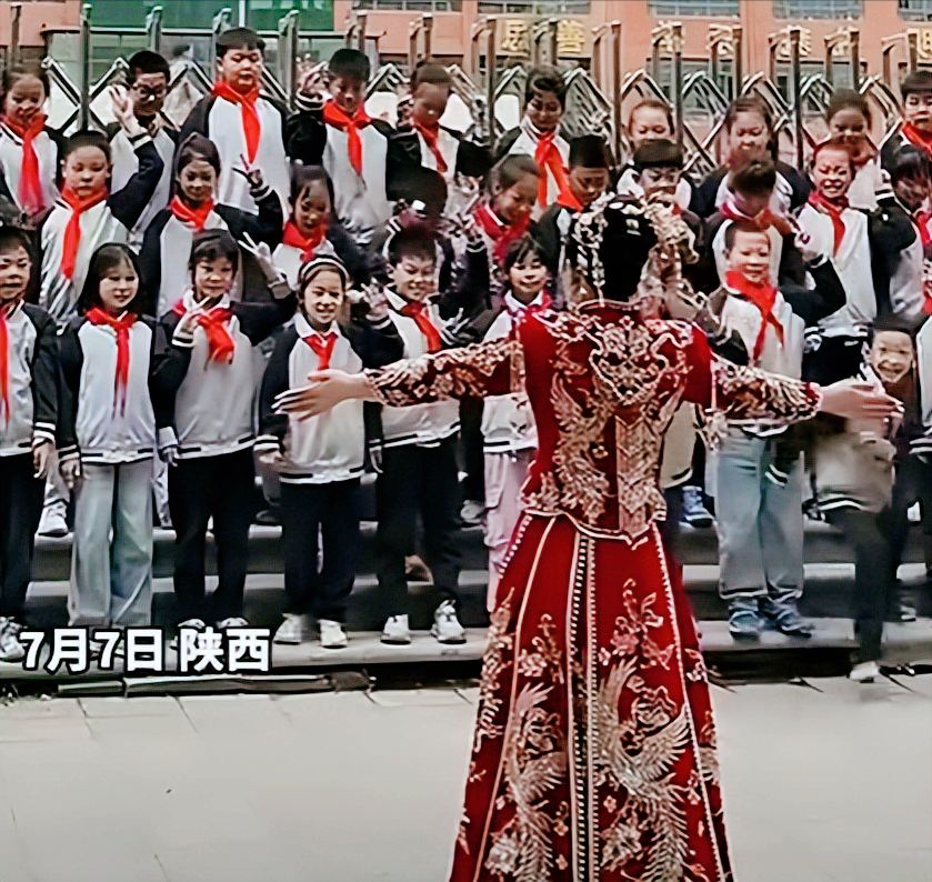 这个女老师火了！陕西，一位女老师邀请全班的小学生来参加自己的婚礼，家长商量后，每