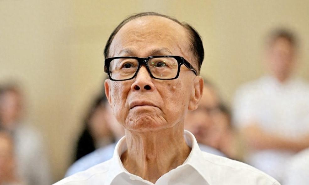 36亿英镑，拿下英国ThreeUK的电信运营牌照。后来投入了8亿英镑做基建和运