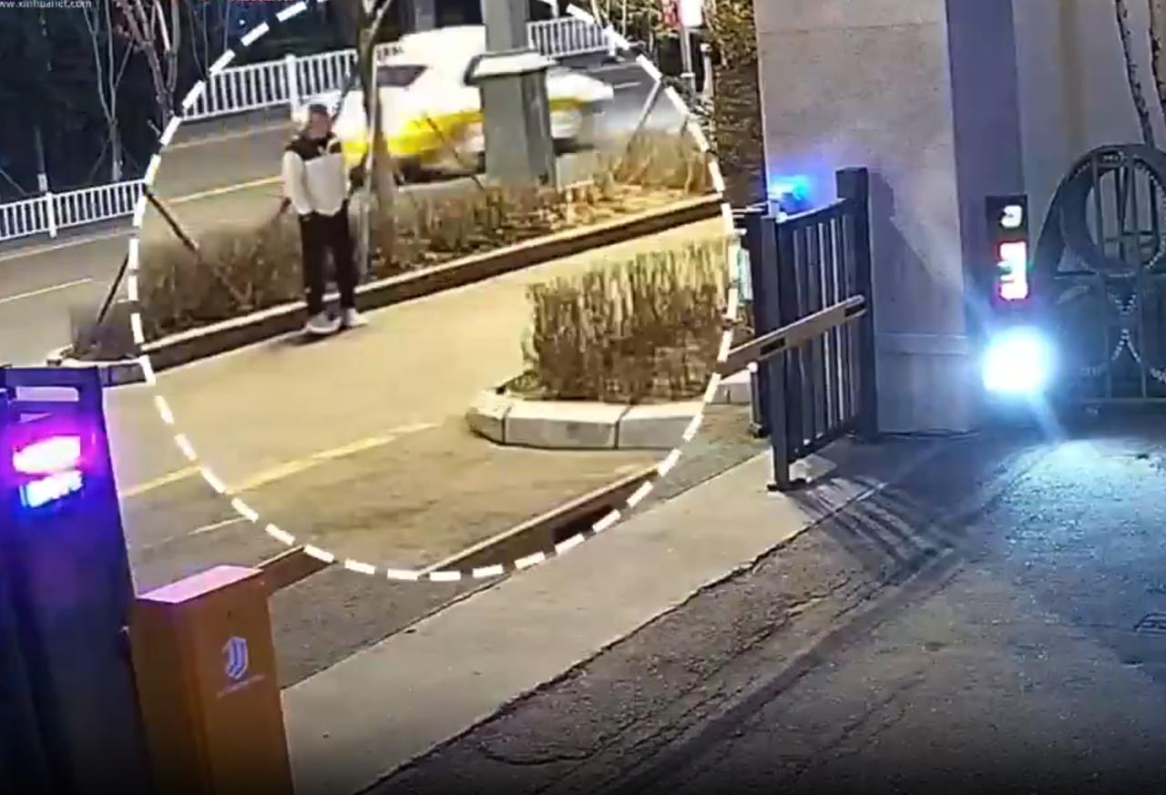 火上人民日报！深夜的武警营区外，一名男子神色焦灼、反复踱步，犹豫良久后上前向哨兵