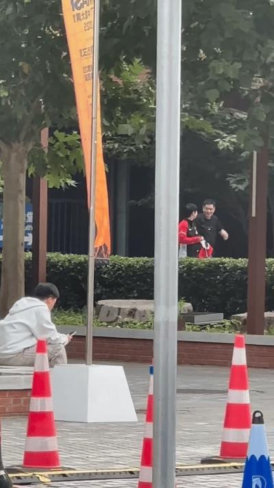 孙颖莎明天比赛场外会是coco吗？今天下午训练完的莎莎与Coco一起回酒店，路