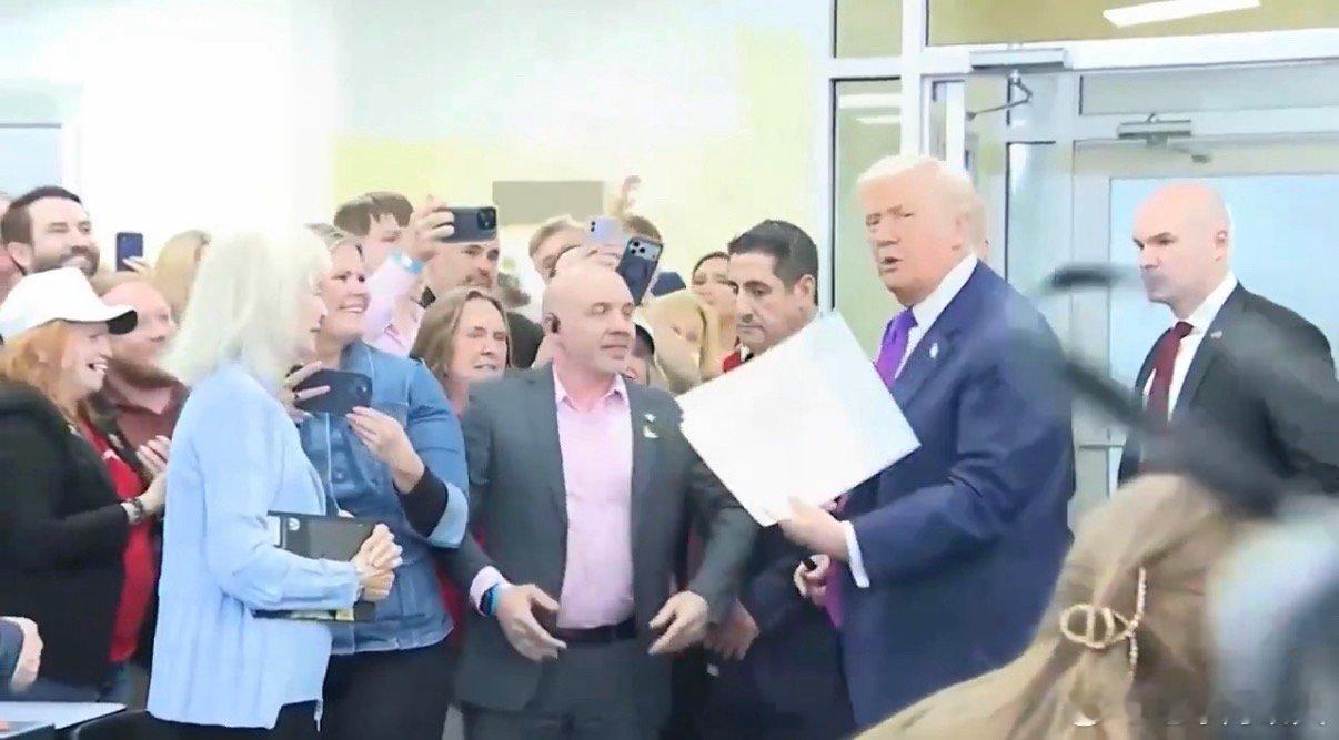 ‼️特朗普在佐治亚州罗马市的TheVarsity，一名男子要求特朗普将拜登总统