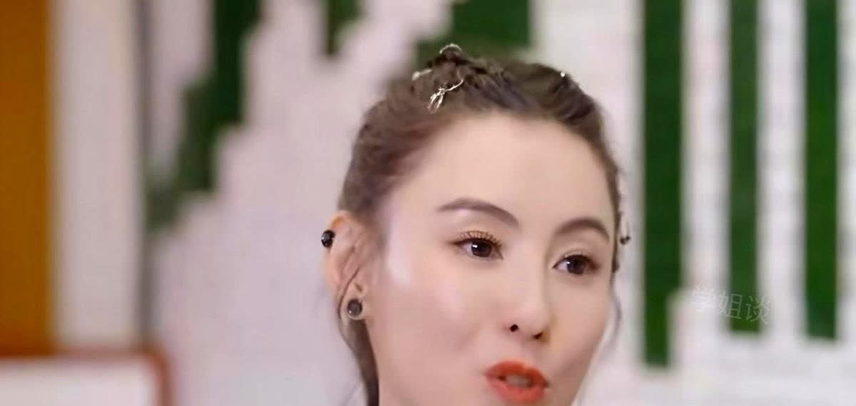 原文：原来张柏芝不公开男友，不是因为男友太老，也不是因为男友太丑，而是跟谢霆锋有