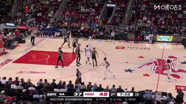 文班亚马空接隔扣阿门# 就是仗着高欺负你！文班快攻空接隔扣阿门-汤普森