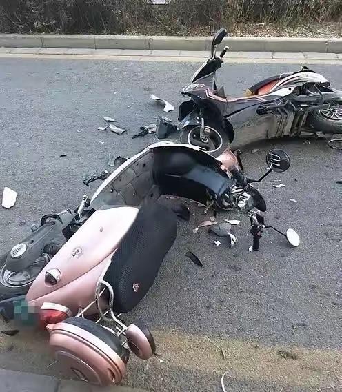 今天中午出去买菜的时候，刚好看到让人揪心的一幕。只见两个女孩子，骑着电动车撞在了